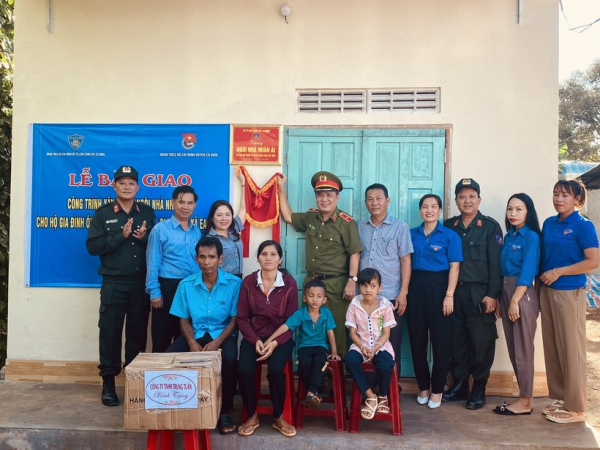 Cảnh sát cơ động xây nhà nhân ái tặng người dân ở Cư Kuin, Đắk Lắk -0