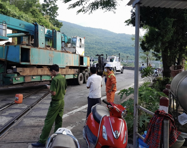 Đường sắt Bắc – Nam đã thông tuyến trở lại sau vụ xe đầu kéo chết máy giữa đường ray -0