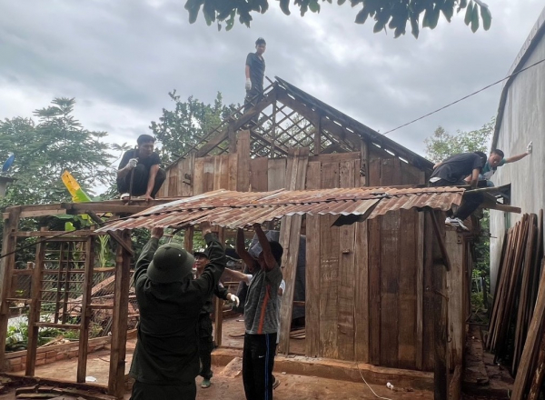 Cảnh sát cơ động xây nhà nhân ái tặng người dân ở Cư Kuin, Đắk Lắk -1