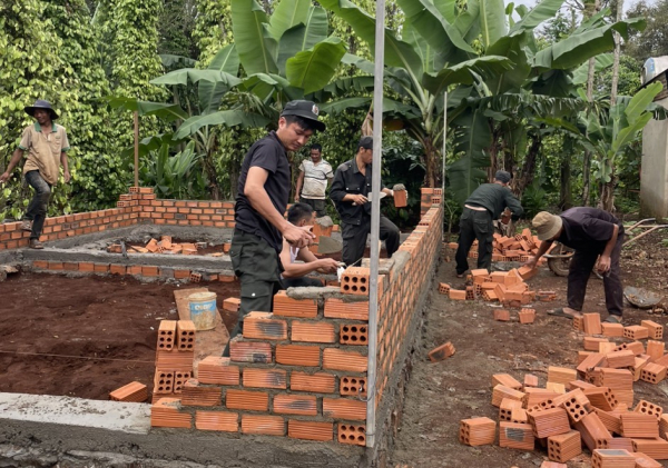 Cảnh sát cơ động xây nhà nhân ái tặng người dân ở Cư Kuin, Đắk Lắk -2