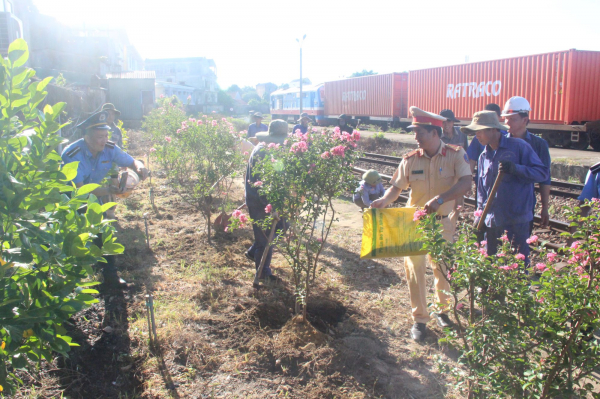 CSGT “đội nắng” trồng hoa tôn tạo cảnh quan nhà ga đường sắt ở Huế  -0