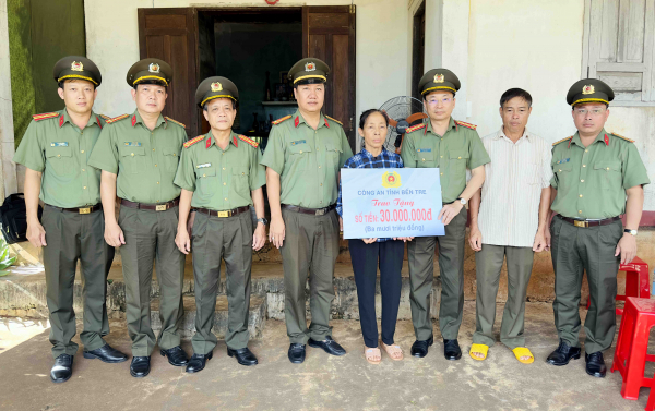 Công an tỉnh Bến Tre thăm, tặng quà gia đình cán bộ hy sinh, bị thương trong Đắk Lắk -0