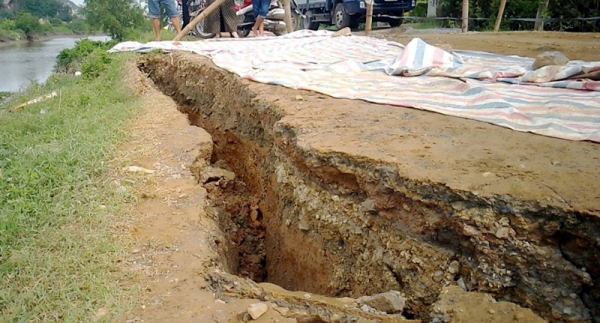 Người dân hoang mang vì đê sông Càn tiếp tục sạt lở nghiêm trọng -0