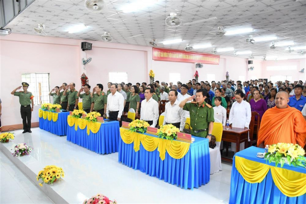 Deputy Minister Le Quoc Hung attends “All people to protect national security” festival in Tra Vinh -0