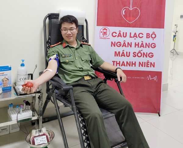 Phó Bí thư đoàn thanh niên hiến máu cứu bệnh nhân qua cơn nguy kịch -0