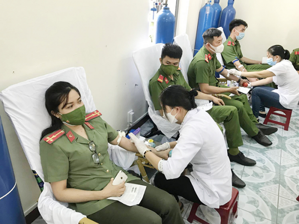 220 CBCS Công an Phú Yên hiến máu cứu người bệnh -0
