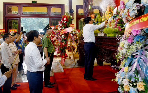 Chủ tịch nước Võ Văn Thưởng dâng hương tưởng nhớ Chủ tịch Tôn Đức Thắng -0