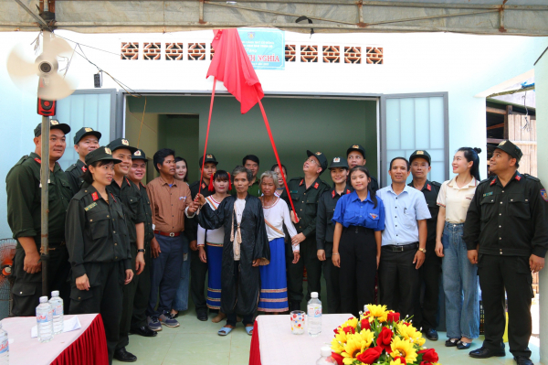 Trung đoàn Cảnh sát cơ động Nam Trung Bộ bàn giao nhà tình nghĩa tặng đồng đội -0