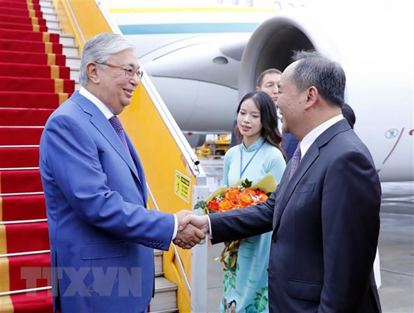 Tổng thống CH Kazakhstan đến Hà Nội, bắt đầu thăm chính thức Việt Nam -0