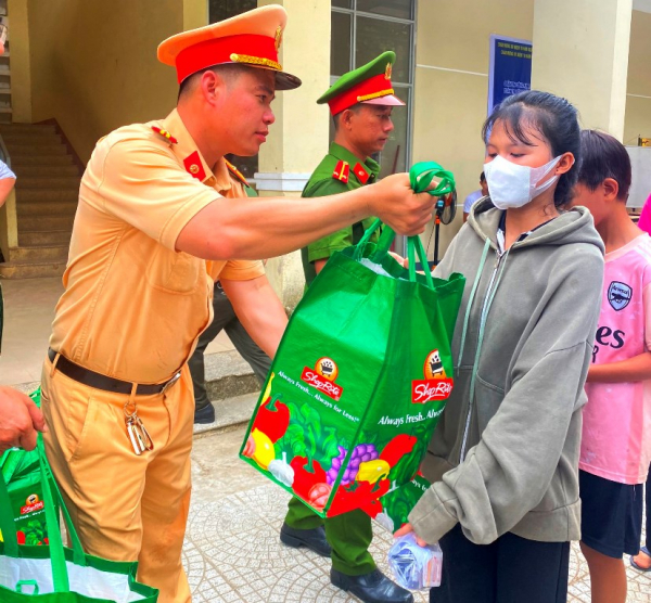 Tuổi trẻ Cục Cảnh sát giao thông-Bộ Công an và Công an TP Đà Nẵng hỗ trợ đồng bào vùng cao Đà Nẵng xây dựng nông thôn mới -0