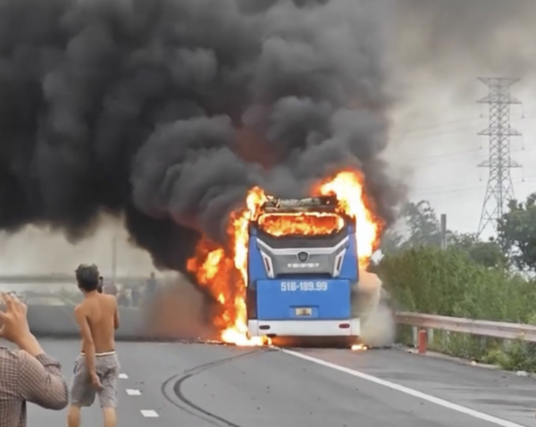 Xe khách bốc cháy trên cao tốc Phan Thiết - Dầu Giây -1