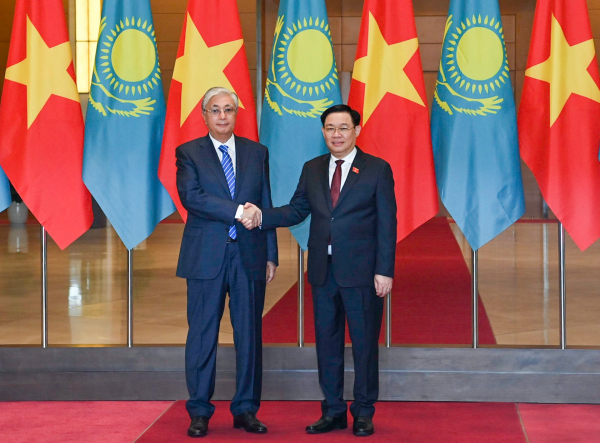 Chủ tịch Quốc hội Vương Đình Huệ hội kiến Tổng thống Cộng hòa Kazakhstan -0