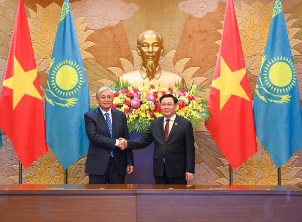 Chủ tịch Quốc hội Vương Đình Huệ hội kiến Tổng thống Cộng hòa Kazakhstan -0