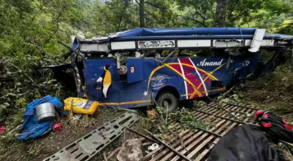 Xe buýt rơi xuống hèm núi sâu ở Ấn Độ, 35 người thương vong -0