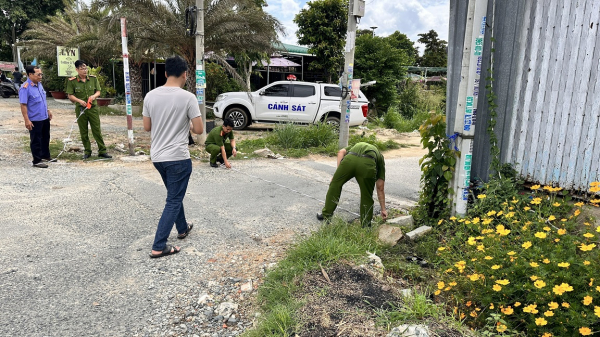 Truy bắt thanh niên đi xe máy chặn đầu ôtô, đâm 1 người tử vong -0