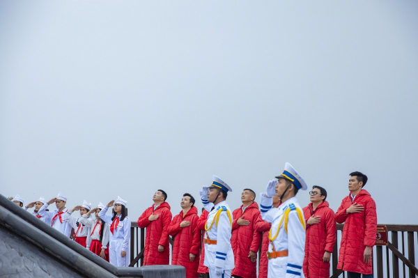 Đội tuyển nữ Việt Nam rước đuốc, thượng cờ trên đỉnh Fansipan -0