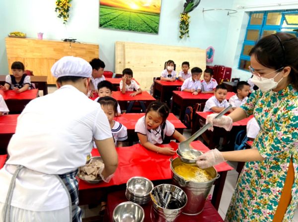 Phụ huynh lo lắng khi các trường tiểu học “khoán trắng” tổ chức bữa ăn bán trú cho doanh nghiệp -0