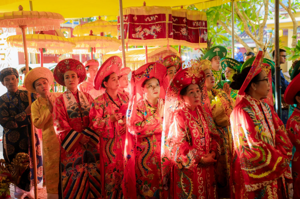 Hàng nghìn du khách về Huế dự lễ hội Điện Huệ Nam -1