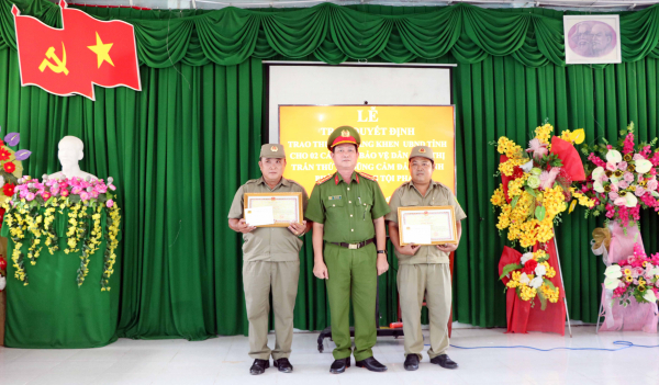 Trao tặng Bằng khen 2 Bảo vệ dân phố dũng cảm trấn áp đối tượng tấn công lực lượng làm nhiệm vụ -0