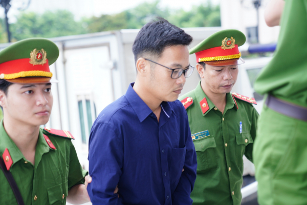 Người được bị cáo Nguyễn Đức Chung tạo điều kiện nâng giá cây xanh khai gì tại tòa? -0