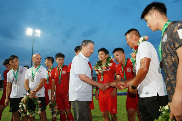 Thứ trưởng Lương Tam Quang trao giải Nhì, Giải bóng đá Hạng nhất quốc gia tặng Câu lạc bộ PVF CAND -1
