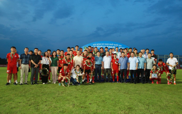 Thứ trưởng Lương Tam Quang trao giải Nhì, Giải bóng đá Hạng nhất quốc gia tặng Câu lạc bộ PVF CAND -0