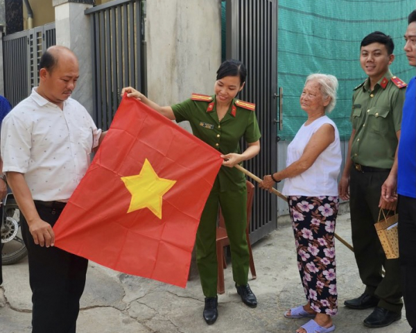 Trao tặng cờ Tổ quốc cho các hộ giáo dân -0