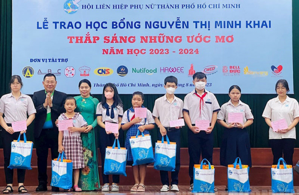 Trao học bổng Nguyễn Thị Minh Khai tặng 163 học sinh, sinh viên khó khăn -0