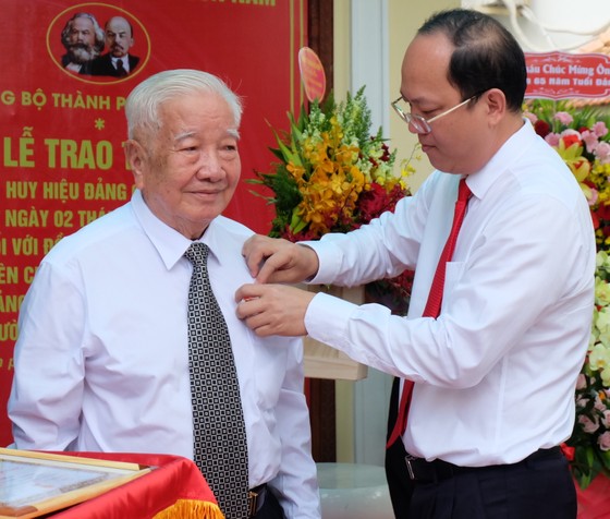 Trung tướng Võ Thái Hòa vinh dự nhận huy hiệu 65 năm tuổi Đảng  -0