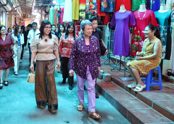 Vietnam, Singapore PMs' spouses visit Van Phuc Silk Village -0