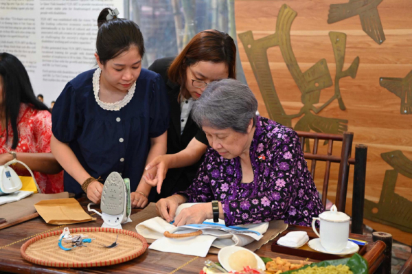 Vietnam, Singapore PMs' spouses visit Van Phuc Silk Village -4