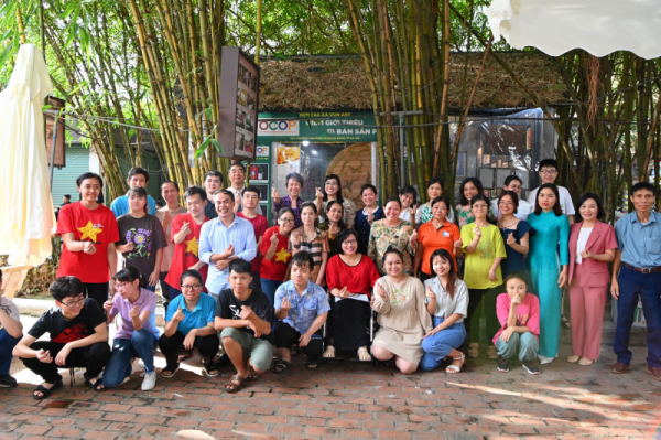 Vietnam, Singapore PMs' spouses visit Van Phuc Silk Village -5