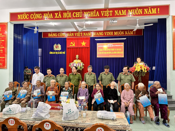 Cụm thi đua số 9 - Khối các đơn vị trực thuộc Bộ Công an: Tặng quà, khám bệnh cho các Mẹ Việt Nam Anh hùng ở Quảng Ngãi -0