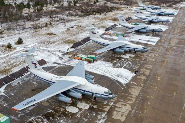 UAV Ukraine tập kích sân bay Nga, 4 vận tải cơ Il-76 bốc cháy -0