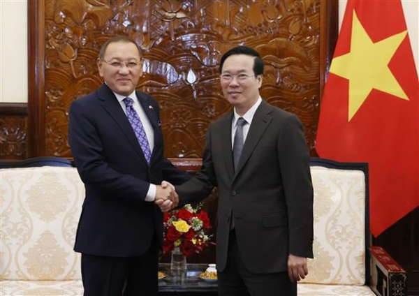 President receives Kazakh Ambassador in Hanoi -0
