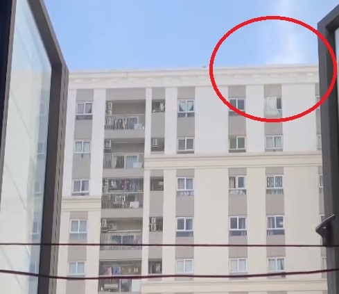 Nghi ngáo đá tự đốt gây cháy căn hộ tầng 18, 4 người được giải cứu -0