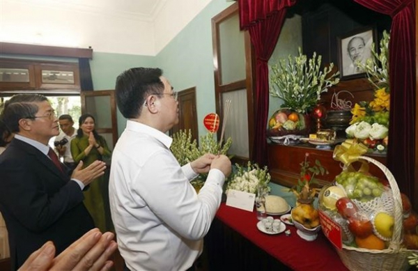 NA Chairman offers incense in tribute to late President Ho Chi Minh -0