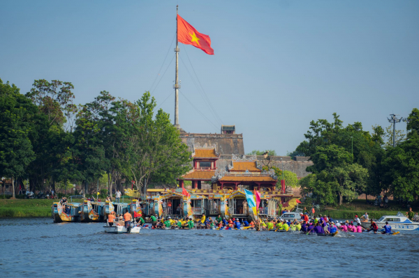 Sôi động giải đua ghe truyền thống trên sông Hương trong ngày Tết độc lập -0
