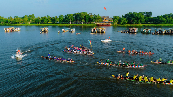 Sôi động giải đua ghe truyền thống trên sông Hương trong ngày Tết độc lập -1