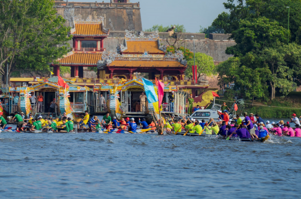 Sôi động giải đua ghe truyền thống trên sông Hương trong ngày Tết độc lập -0