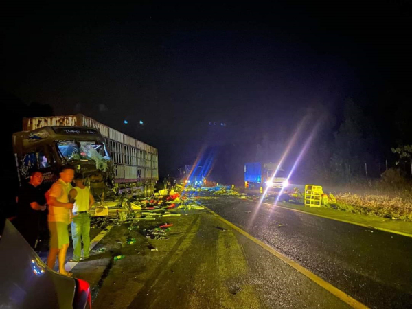 Xe đầu kéo và xe tải đối đầu trên cao tốc Cam Lộ - La Sơn, hai tài xế bị thương -0