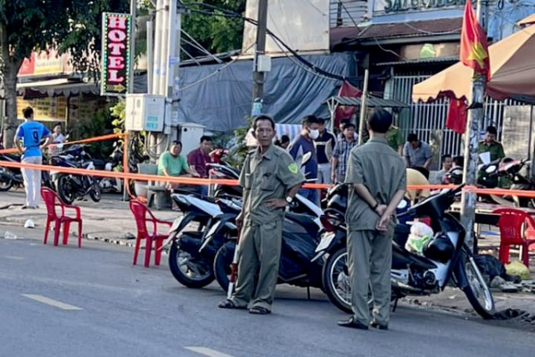 Mâu thuẫn trên bàn nhậu, mang hung khí đến chém 3 người bị thương -0