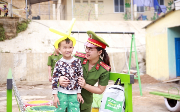 Công an Quảng Nam tiếp sức học sinh nghèo đến trường -0