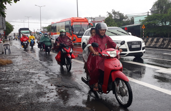 Người dân miền Tây “đội mưa” quay lại TP Hồ Chí Minh và các tỉnh Đông Nam bộ -0