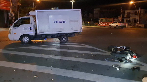 Xe tải bỏ chạy sau khi va chạm xe máy khiến 2 người bị thương -0