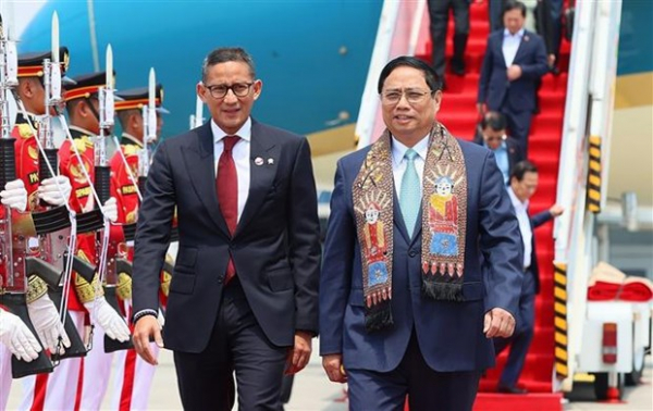 PM arrives in Jakarta to attend 43rd ASEAN Summit -0