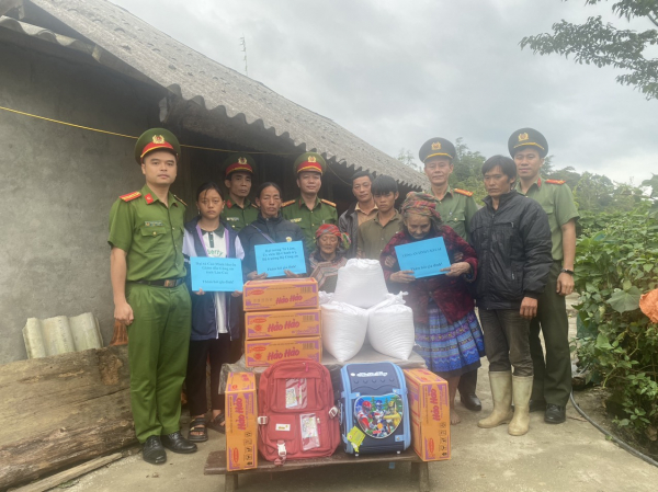Bộ trưởng Bộ Công an tặng quà gia đình và học sinh có hoàn cảnh đặc biệt khó khăn tại huyện Mường Khương, nhân dịp khai giảng năm học mới -0