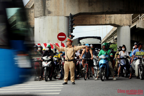 Traffic police work hard to ensure traffic order and safety during 2023 National Day holiday -0