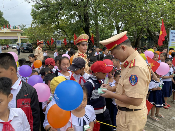 CSGT tặng sữa, nước cho học sinh đến khai giảng sớm tại 15 trường học -1