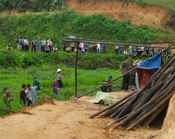 Điều tra nguyên nhân hai vợ chồng tử vong ở Hòa Bình -0